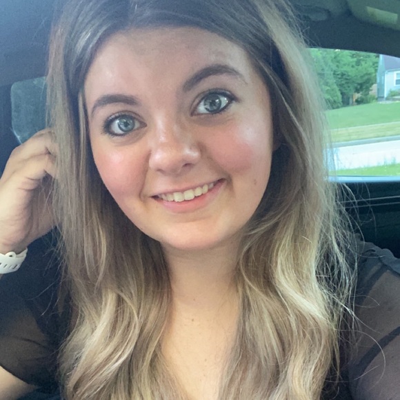 Meet your Posher, Alyssa - Picture 1 of 1